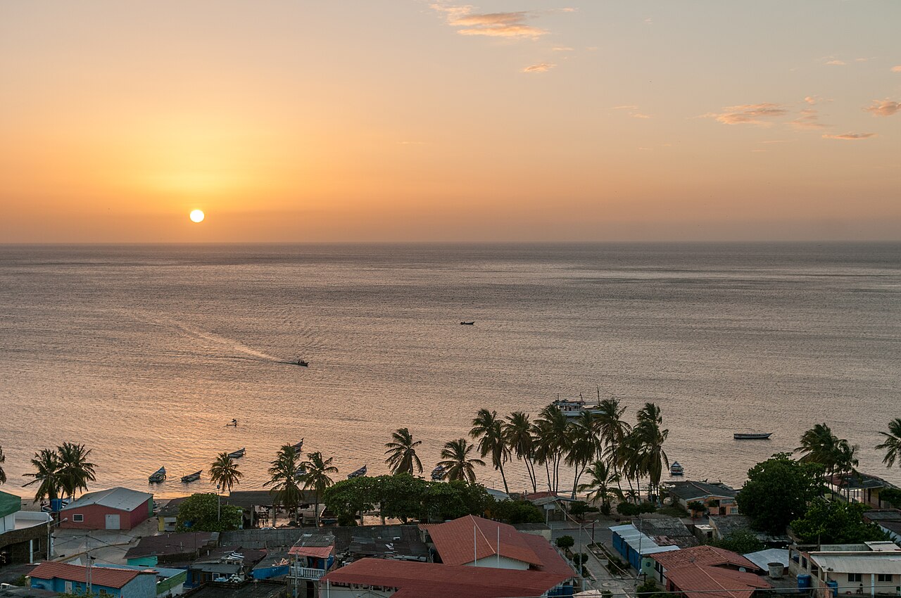 Atardecer en la bahía de Juan Griego visto desde el Fortín La Galera, Isla de Margarita